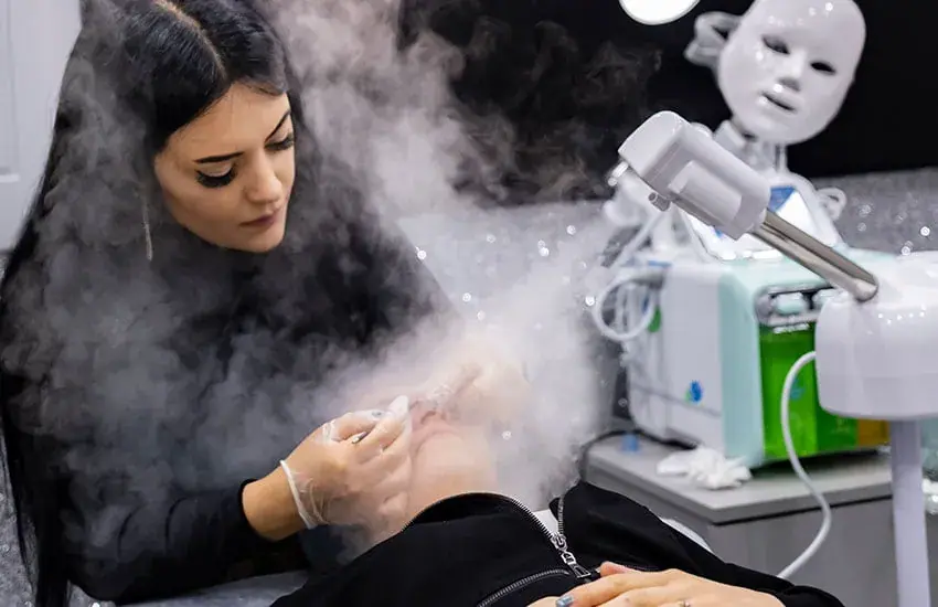 Salonda cilt bakımı uygulaması hazırlığı yapan uzman