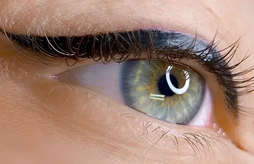 Göz kapağına uygulanan ince eyeliner çizgisinin yakın çekimi