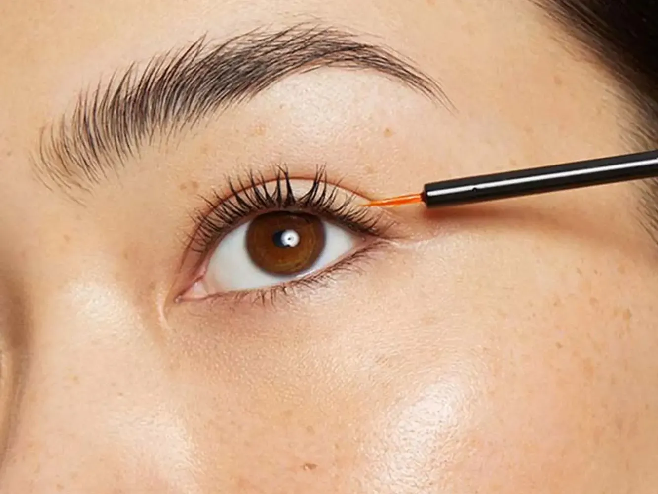 Kirpik diplerine fırça ile serum uygulanması